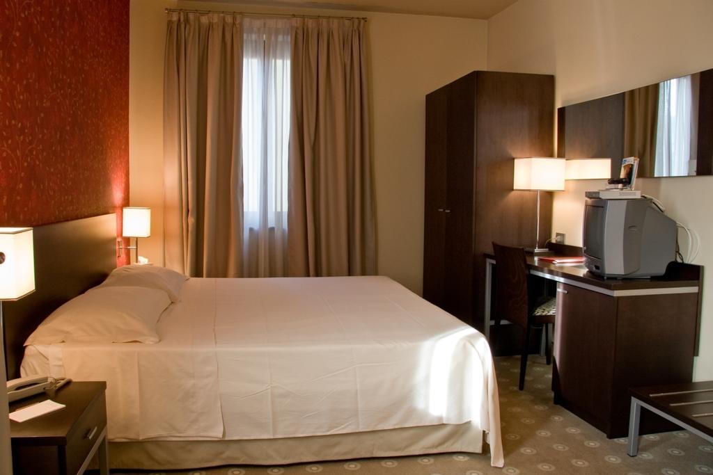 Hotel Fortyfive Chivasso Quarto foto